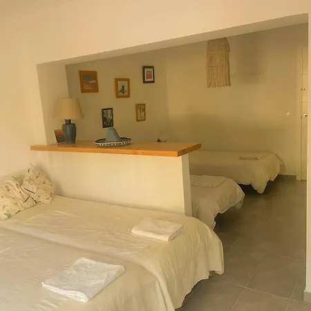 La Casa De Piedra A Orillas Del Mar